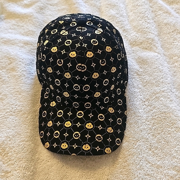 NWOT Black & Metallic Gold Ball cap w Adjustable Back. - Picture 1 of 8